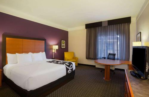 Maryland Heights Hotel | La Quinta by Wyndham St. Louis Westport