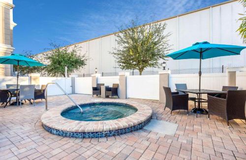 Pinecrest West Park Hotel | La Quinta by Wyndham Tampa Central