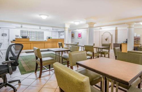 Central Colorado Springs Hotel | La Quinta Inn by Wyndham Colorado Springs Garden of the Gods