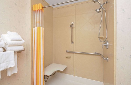 Corpus Christi Hotel | La Quinta Inn & Suites by Wyndham Corpus Christi-N Padre Isl