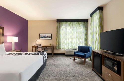 Burlington Hotel | La Quinta Inn & Suites by Wyndham Burlington