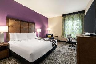 Burlington Hotel | La Quinta Inn & Suites by Wyndham Burlington