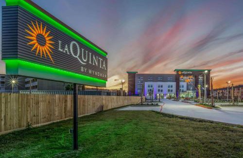 Galveston Hotel | La Quinta Inn & Suites by Wyndham Galveston West Seawall