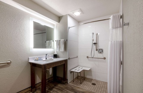 Spenard Hotel | La Quinta Inn & Suites by Wyndham Anchorage Airport