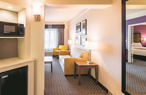 Fort Worth Hotel | La Quinta Inn & Suites by Wyndham Fort Worth City View