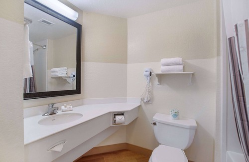 Hollywood Hotel | La Quinta Inn & Suites by Wyndham Ft. Lauderdale Airport
