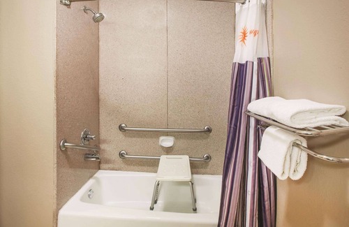 Beaumont Hotel | La Quinta Inn & Suites by Wyndham Beaumont West