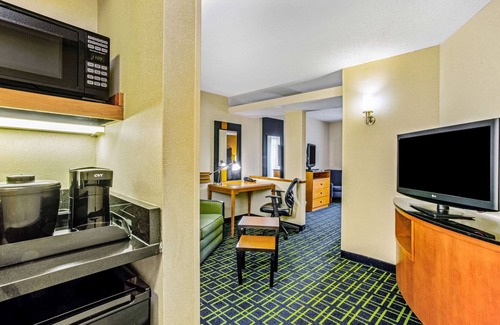 Lakeview Hotel | La Quinta Inn & Suites by Wyndham Manassas Battlefield