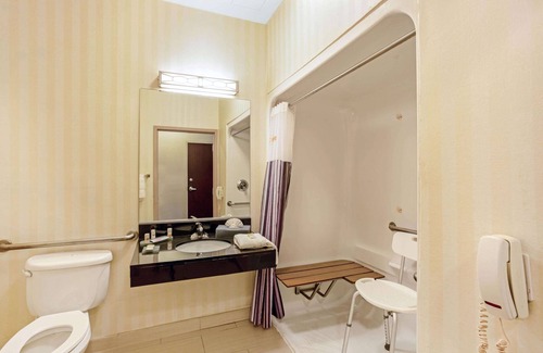Lakeview Hotel | La Quinta Inn & Suites by Wyndham Manassas Battlefield