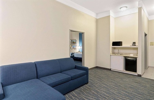 Maryvale Hotel | La Quinta Inn & Suites by Wyndham Phoenix I-10 West