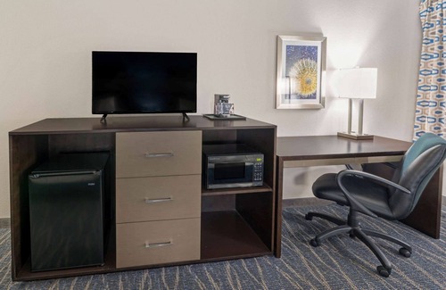 Maryvale Hotel | La Quinta Inn & Suites by Wyndham Phoenix I-10 West