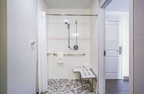 Lynchburg Hotel | La Quinta Inn & Suites by Wyndham Lynchburg at Liberty Univ.