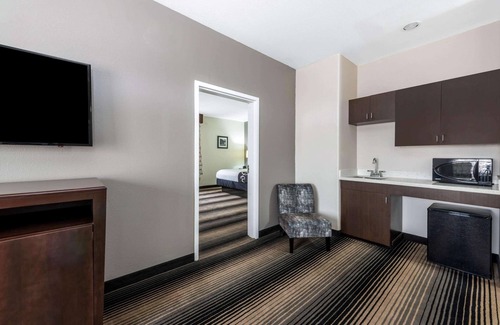 Orange Hotel | La Quinta Inn & Suites by Wyndham Orange