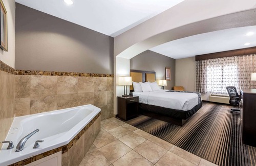 Orange Hotel | La Quinta Inn & Suites by Wyndham Orange