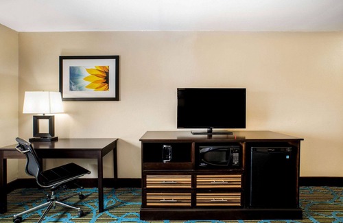 Emporia Hotel | La Quinta Inn & Suites by Wyndham Emporia