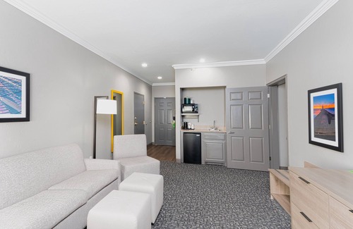 Moore Hotel | La Quinta Inn & Suites by Wyndham Oklahoma City - Moore