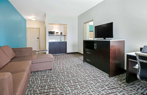 Paris Hotel | La Quinta Inn & Suites by Wyndham Paris
