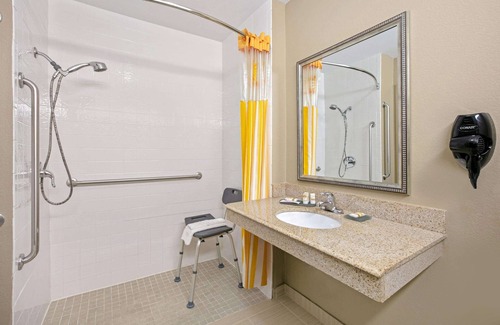 Paris Hotel | La Quinta Inn & Suites by Wyndham Paris