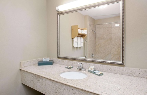 Paris Hotel | La Quinta Inn & Suites by Wyndham Paris