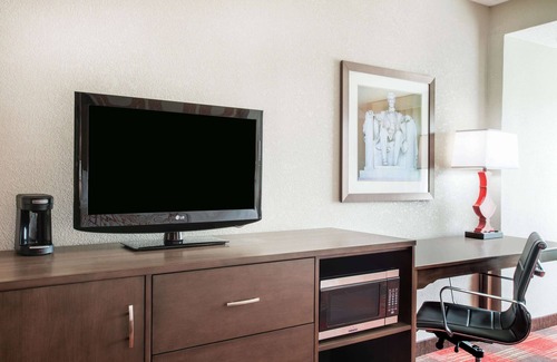 Capitol Heights Hotel | La Quinta Inn & Suites by Wyndham DC Metro Capital Beltway