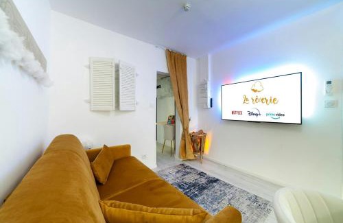 Vierzon Apartment | La Rêverie - Jacuzzi Lounge & Massage