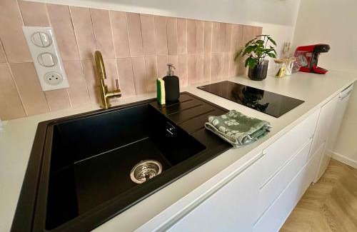 Faubourg-Raines Apartment | La reine du faubourg
