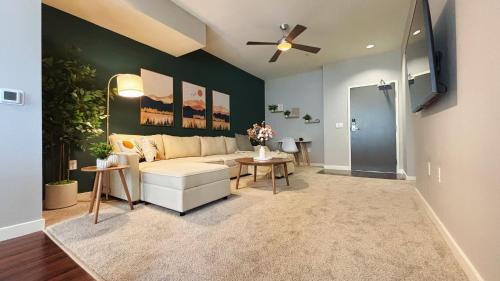 Mid-Wilshire Apartment | LA Relaxing 1BR on Wilshire Blvd Walk to LACMA - Free Parking & Pool &Gym