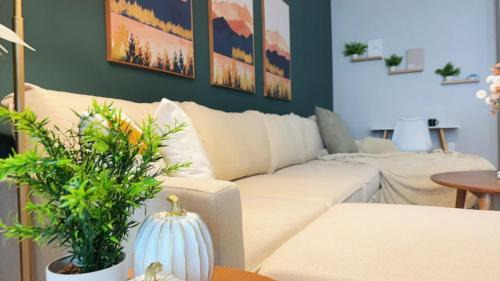 Mid-Wilshire Apartment | LA Relaxing 1BR on Wilshire Blvd Walk to LACMA - Free Parking & Pool &Gym