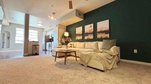 Mid-Wilshire Apartment | LA Relaxing 1BR on Wilshire Blvd Walk to LACMA - Free Parking & Pool &Gym
