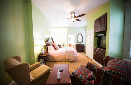 Center City Bed & Breakfast | La Reserve Bed and Breakfast