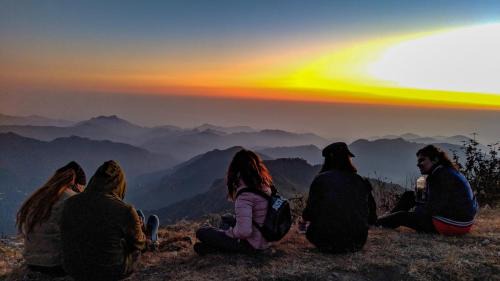 Kanatal Hotel | LA Riqueza Kanatal # Center of Kanatal # Mountain View Rooms # Near to Surkanda Devi Temple # Parking # Rooftop Restaurant with view of Gangotri Mountains
