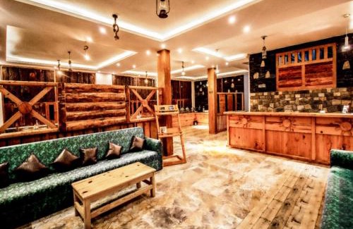 Kanatal Hotel | LA Riqueza Kanatal # Center of Kanatal # Mountain View Rooms # Near to Surkanda Devi Temple # Parking # Rooftop Restaurant with view of Gangotri Mountains