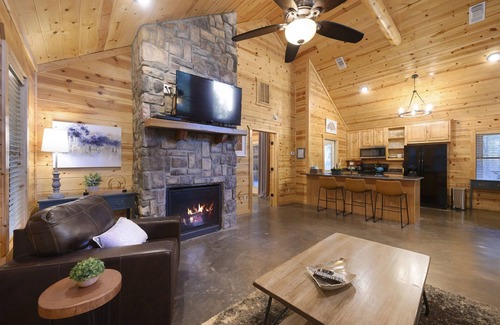 Broken Bow Cabin | LA ROCA - Luxury Couples Cabin, Hot Tub, Outdoor Fireplace, Walk to Dining!