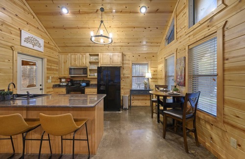 Broken Bow Cabin | LA ROCA - Luxury Couples Cabin, Hot Tub, Outdoor Fireplace, Walk to Dining!
