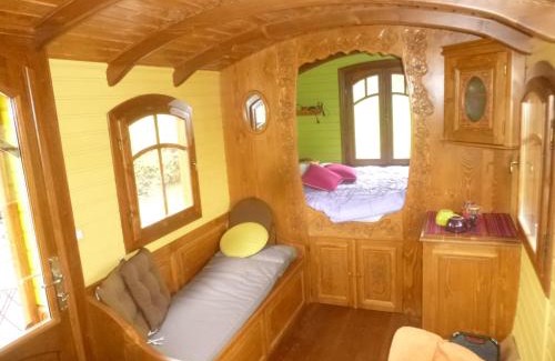 La Hoguette Bed & Breakfast | La roulotte de Pommette et Billy - Larès