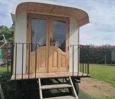 Cieux Bed & Breakfast | La roulotte des Trois Arbres