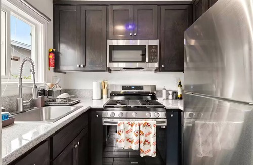 Los Angeles House | LA's Best: Your Modern Casita