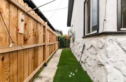 Los Angeles House | LA's Best: Your Modern Casita