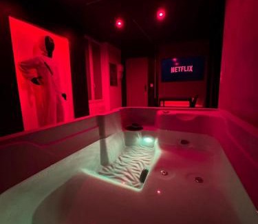 Melun Apartment | La squid love jacuzzi & cinema prive