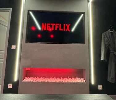 Melun Apartment | La squid love jacuzzi & cinema prive