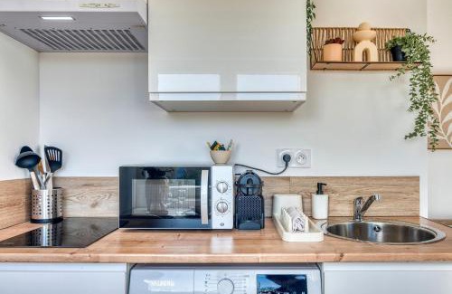 Parilly Apartment | La Suite Crème - Métro D - Gare de Vénissieux