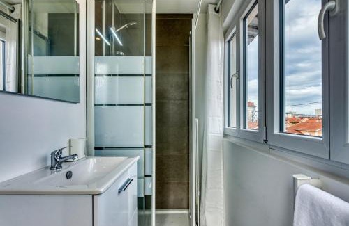 Parilly Apartment | La Suite Crème - Métro D - Gare de Vénissieux