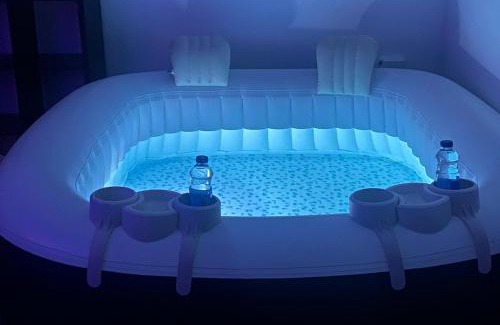 Le Hameau Apartment | La suite jacuzzi