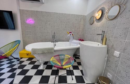 Le Camas Apartment | La Suite PopArt - Baignoire - Lit Rond