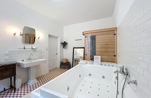 Brive-la-Gaillarde Apartment | La Suite Shelby Brive