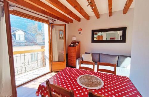 Bagneres-de-Luchon Apartment | La Tanière, T2 duplex, centre Luchon, 4 personnes, wifi, 3ème étage