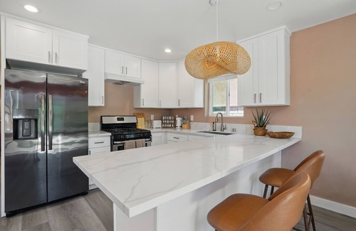 Hawthorne House | La Tierra House · 15 Min to Beach · Movie Lounge
