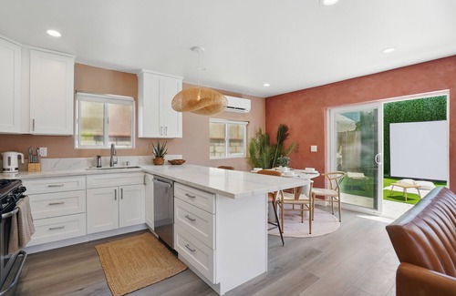 Hawthorne House | La Tierra House · 15 Min to Beach · Movie Lounge