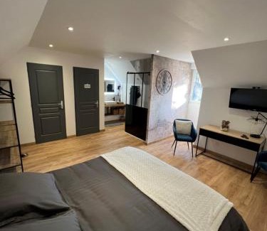 Eclans-Nenon Bed & Breakfast | La Tour Carrée