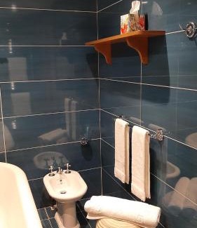 Montmeyan Bed & Breakfast | La Tour d'Enguernes